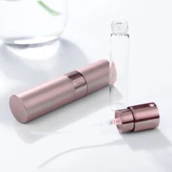 Scenty - Parfum Verstuiver Navulbaar - Mini Parfum Flesje - Reisflesje - Lichtroze -Parfum Winkel 1200x1200 589