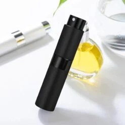 Scenty - Parfum Verstuiver Navulbaar - Mini Parfum Flesje - Reisflesje - Zwart -Parfum Winkel 1200x1200 598