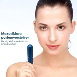 MaxedMore Navulbare Parfumverstuiver 5ml Blauw - 65 Keer Spraybare Parfum Verstuiver - Hervulbaar Tasverstuiver Voor Parfum - Meeneem Mini Geur Flesje Voor Op Reis - Lipstick Formaat Navulbaar Parfumflesje -Parfum Winkel 1200x1200 627